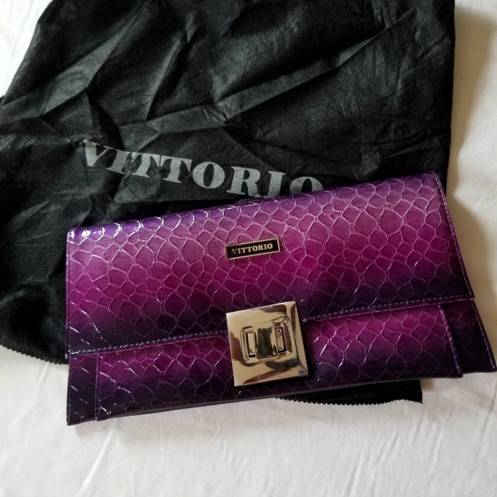 Clutch purse with stowable shoulder strap